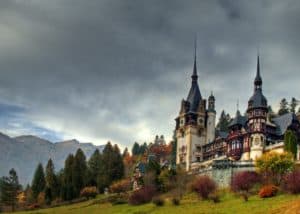 Castelul_Peles_Sinaia_-_Vedere_panoramica-min-300x214.jpg